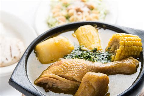  Sancocho de Gallina: A Vibrant Celebration of Colombian Comfort Food and Aromatic Herbal Harmony