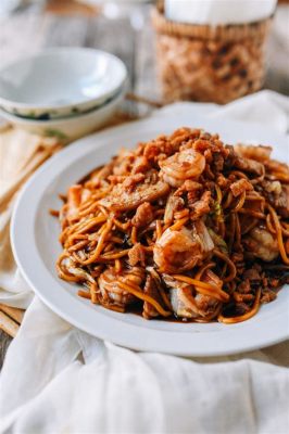  Hokkien Mee: Delikatny makaron z wyrazistym smakiem wołowiny i aromatem palonych czosnków!