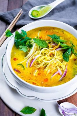  Khao Soi: Zupa Kokosowa z Nutami Curry i Chrupiącymi Węgląmi!